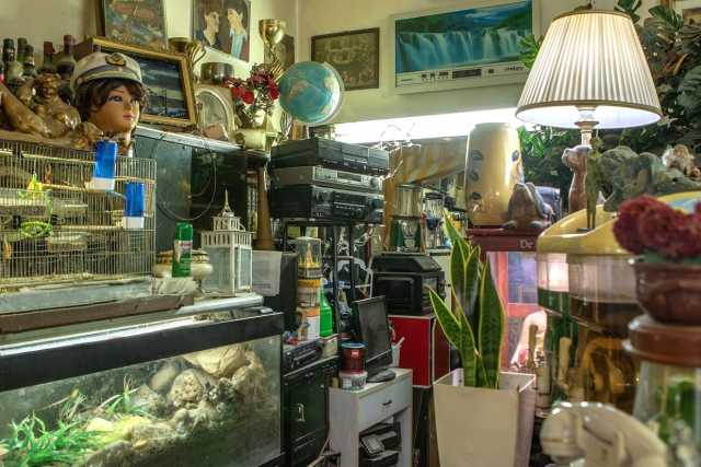 Bari, in via Galiani c'� un colorato e claustrofobico "museo vintage": la casa del signor Gianfranco